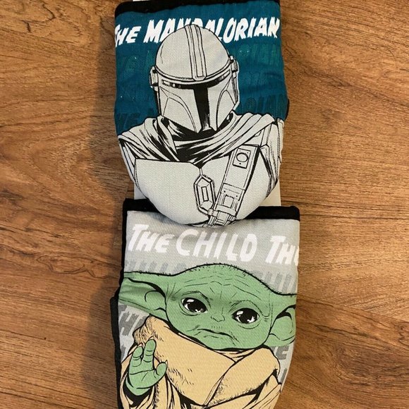 Star Wars Mandalorian & The Child Mini Oven Mitts 2pk New BABY YODA - Picture 1 of 1